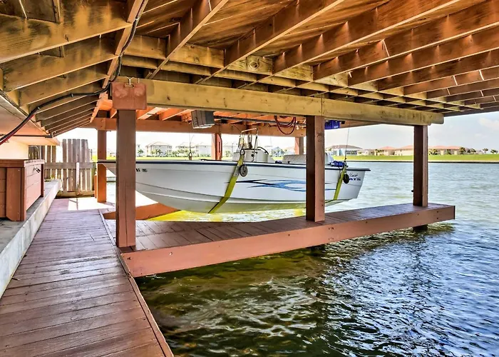 Waterfront Corpus Christi Townhome With Pool And Dock!