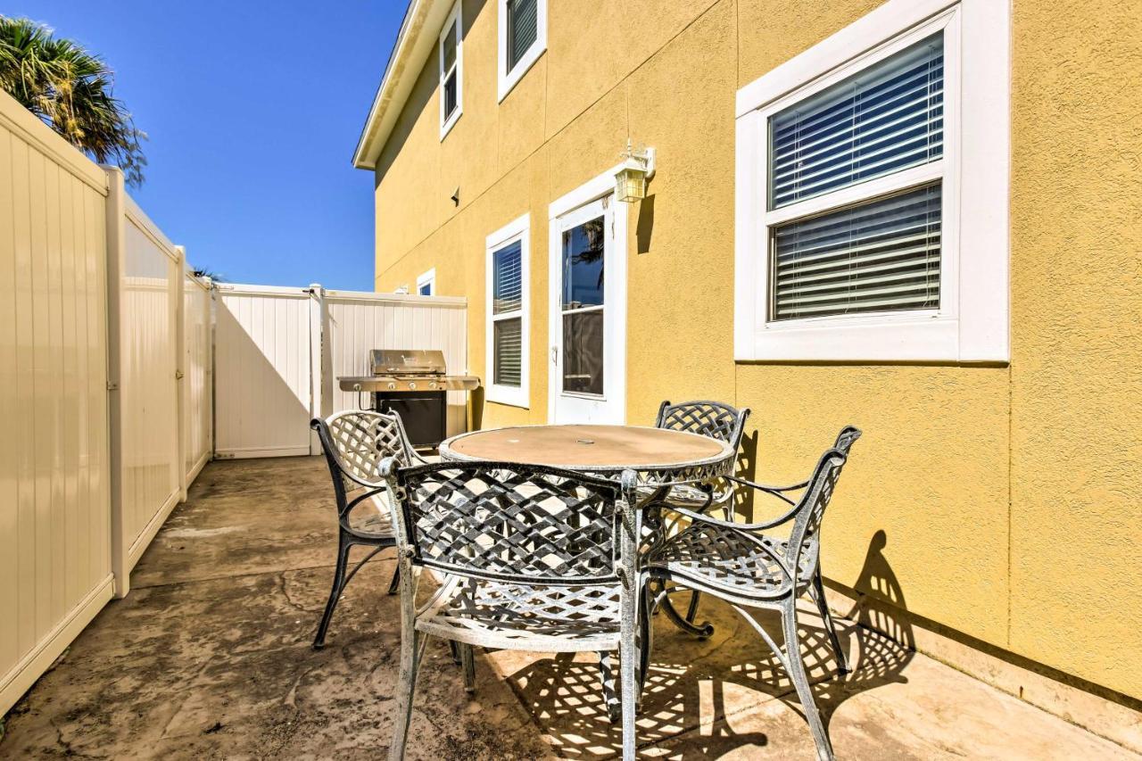 Holiday home Waterfront Townhome With Pool And Dock!