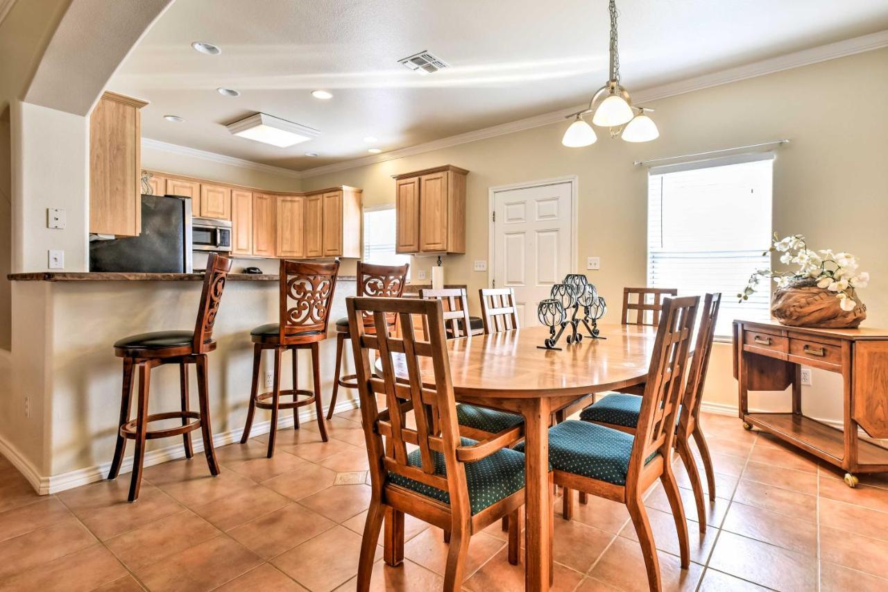 Waterfront Townhome With Pool And Dock! Holiday home