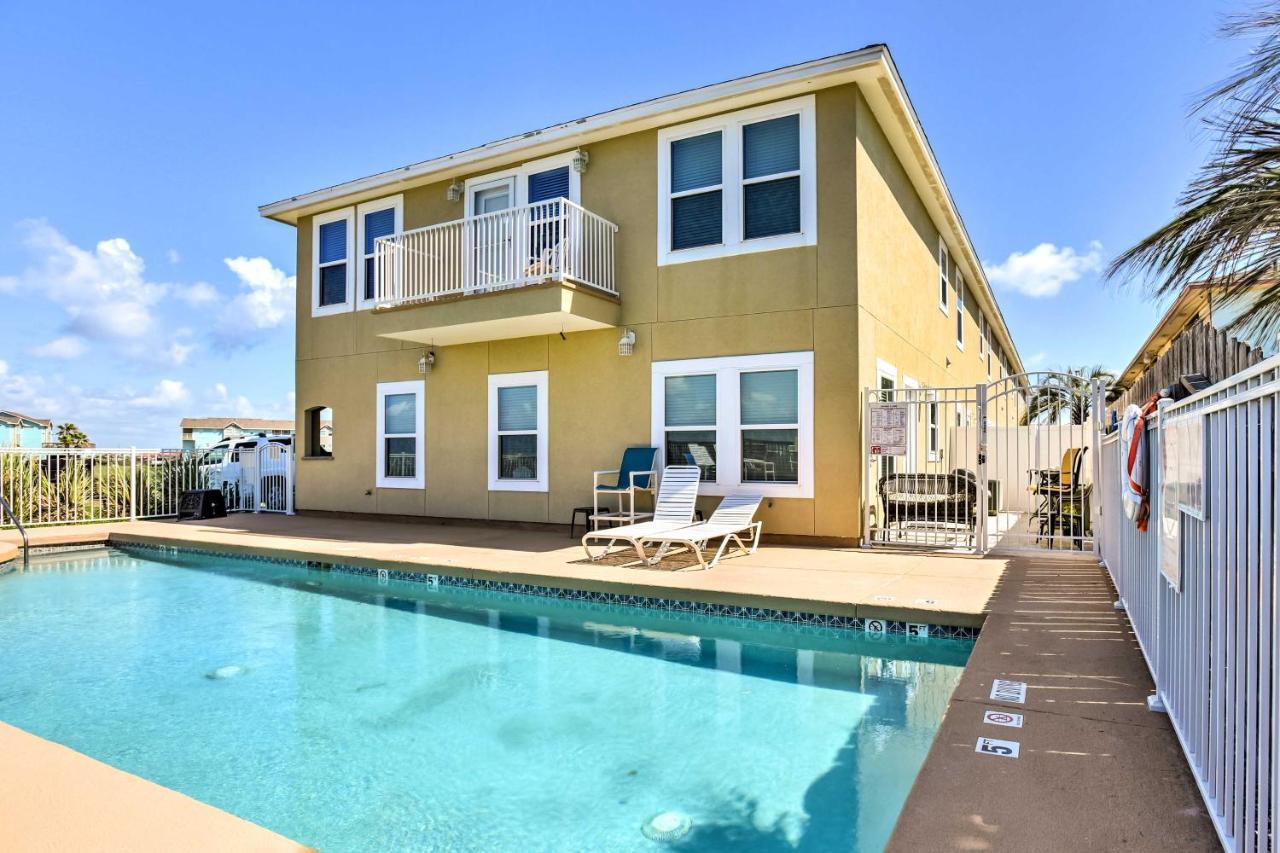 Waterfront Townhome With Pool And Dock! Holiday home Corpus Christi