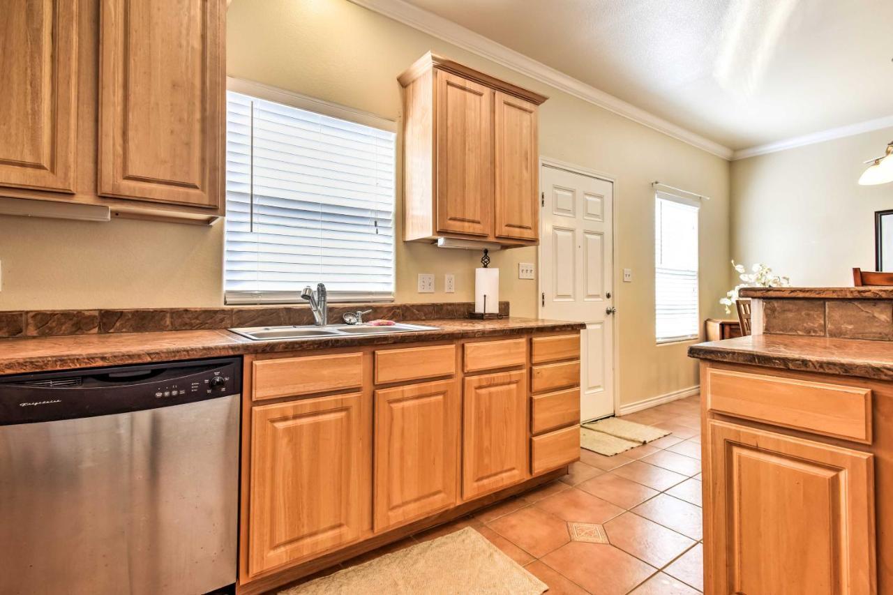 Waterfront Townhome With Pool And Dock! Holiday home *