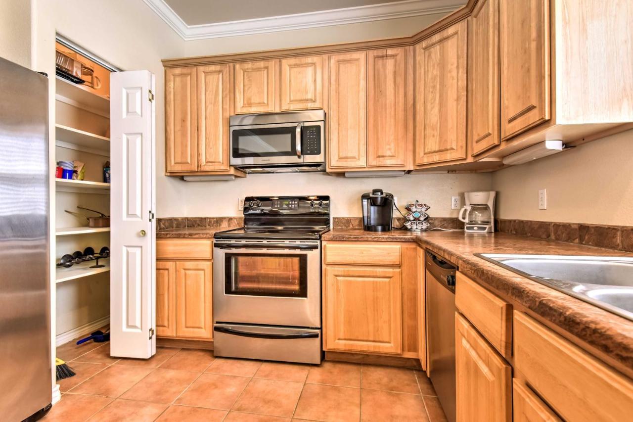 Waterfront Townhome With Pool And Dock! Holiday home