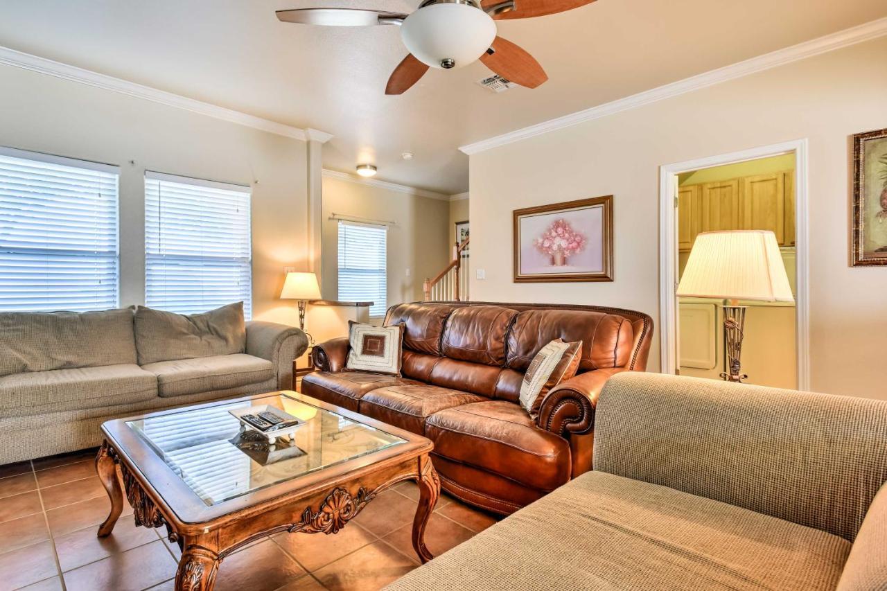 Waterfront Townhome With Pool And Dock! Holiday home
