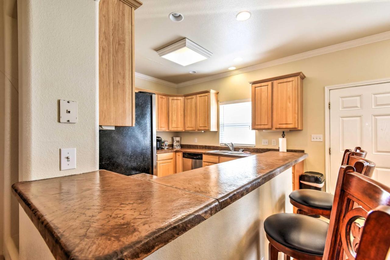 Waterfront Townhome With Pool And Dock! Holiday home