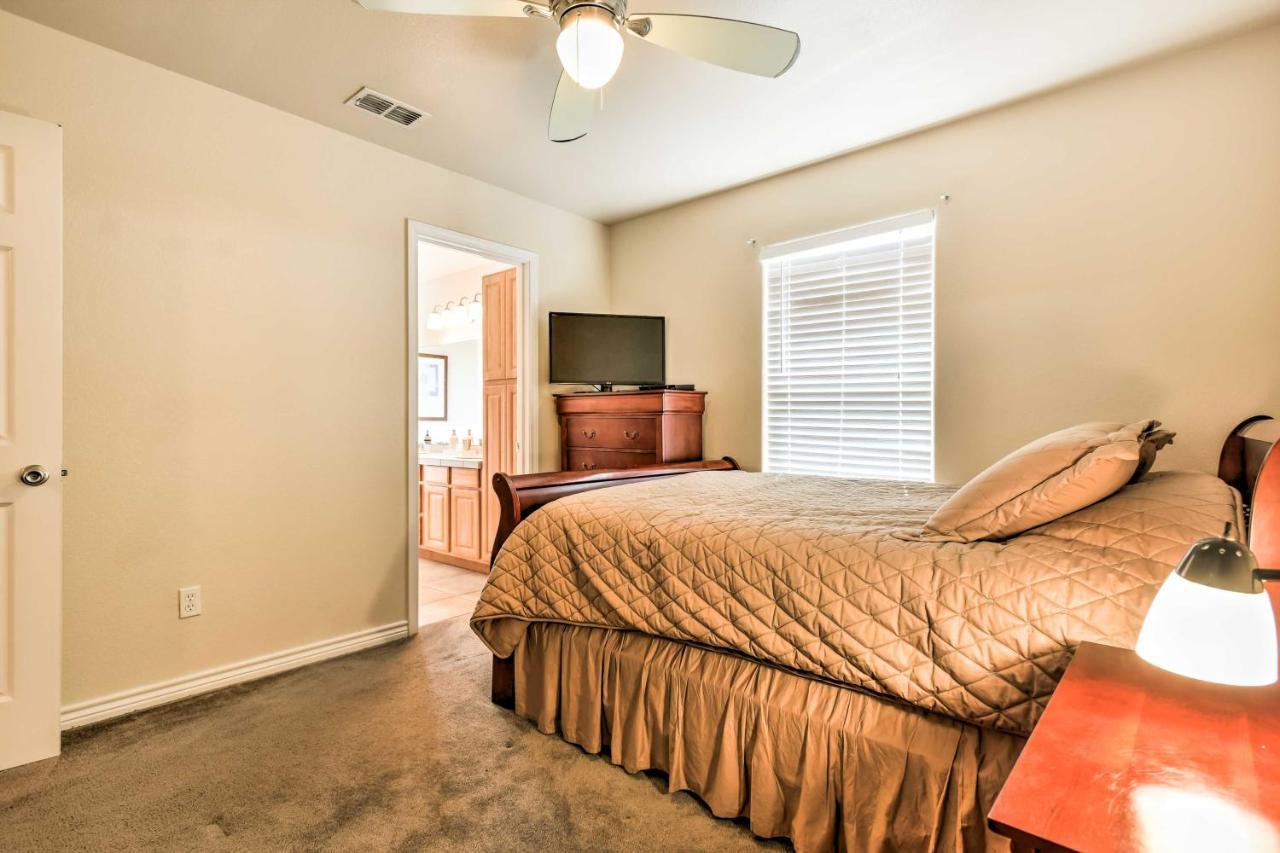 Waterfront Townhome With Pool And Dock! Holiday home